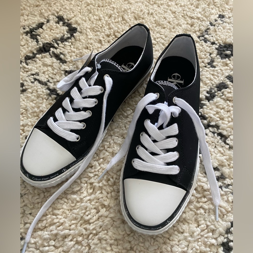 Women’s Calvin Klein casual sneaker, size 8.5